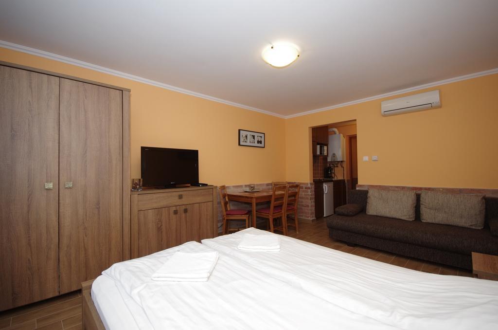 Vararok Apartman Gyula Exteriér fotografie