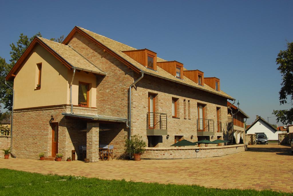 Vararok Apartman Gyula Exteriér fotografie