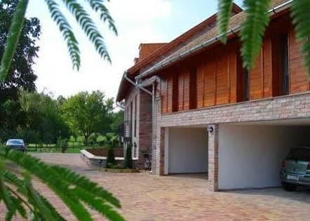 Vararok Apartman Gyula Exteriér fotografie